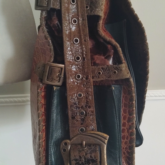 Unique, one of a kind, leather and snake skin messenger bag by Novi Sudiono. - Picture 10 of 15